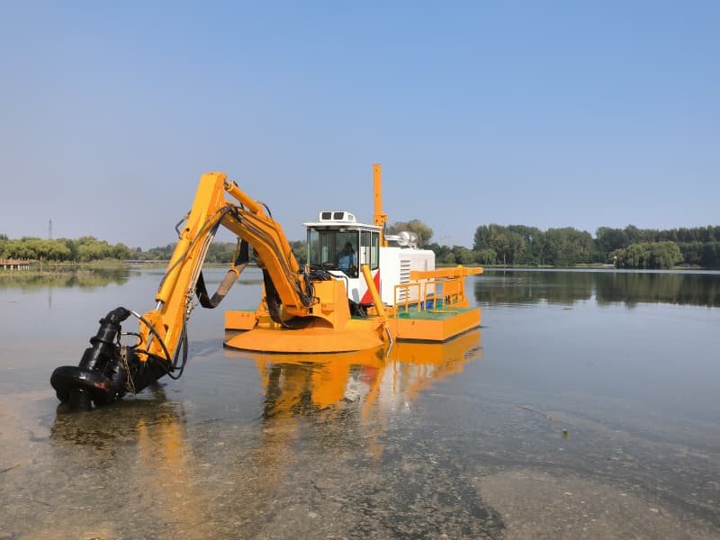 Amphibischer Mehrzweckbagger (900 m³/h) mit Saugpumpe/Schaufel
