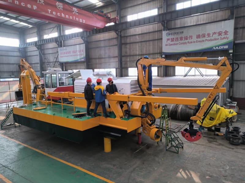 Amphibischer Mehrzweckbagger (900 m³/h) mit Saugpumpe/Schaufel