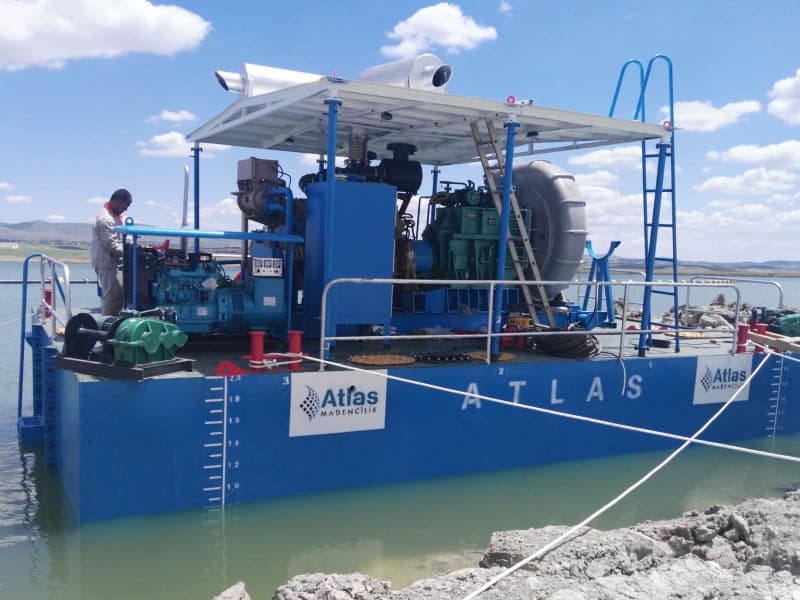 Schwimmende Pumpstation mit Druckverstärker zur Verlängerung der Auslaufstrecke des Baggers