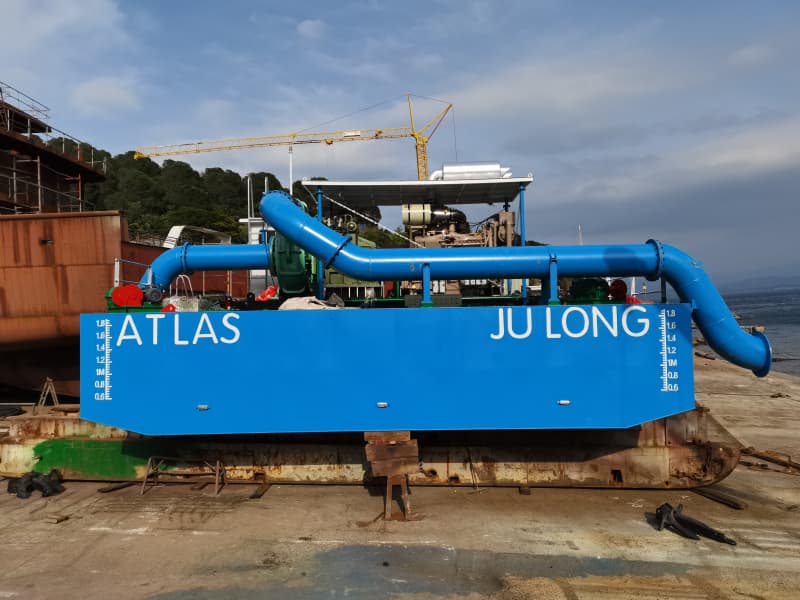 Schwimmende Pumpstation mit Druckverstärker zur Verlängerung der Auslaufstrecke des Baggers