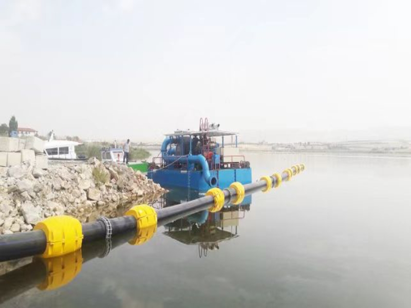 Schwimmende Pumpstation mit Druckverstärker zur Verlängerung der Auslaufstrecke des Baggers