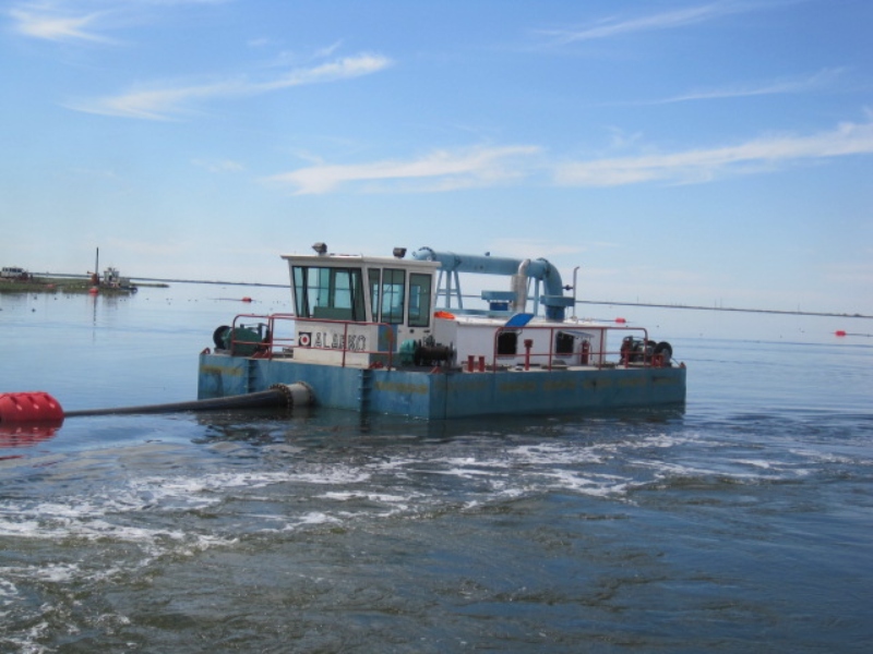 Schwimmende Pumpstation mit Druckverstärker zur Verlängerung der Auslaufstrecke des Baggers